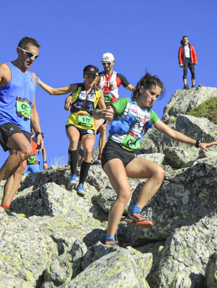 un grupo de corredores por montaña federados en la federacion madrileña de montañismo realizando como deporte de montaña en madrid de la federacion