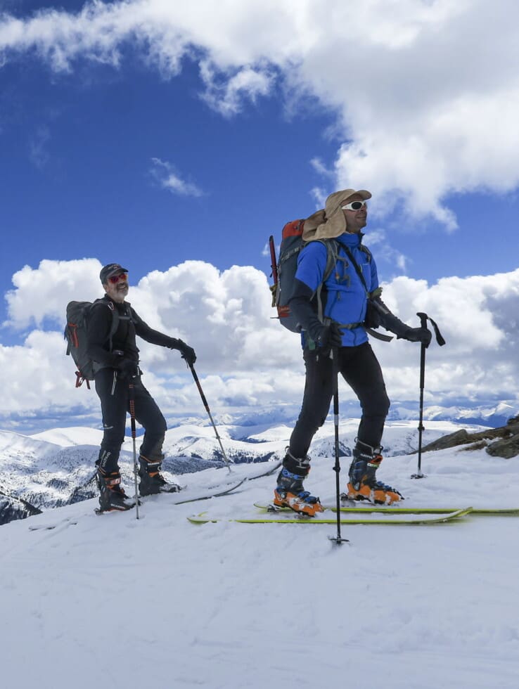 un grupo de hombres realizando esqui de montaña en la montaña de la federacion madrileña de montañismo indicando ser parte de uno de los deportes de montaña de la federacion