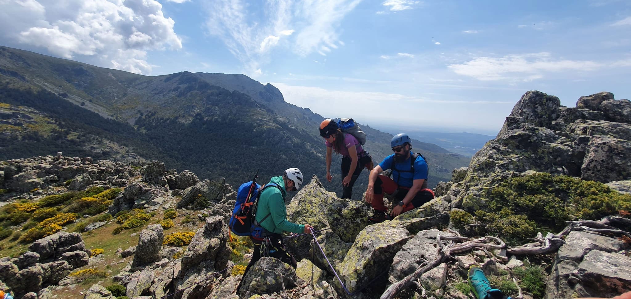 grupo de montañeros haciendo curso de montañismo básico de la escuela madrileña de alta montaña de la federacion madrileña de montañismo