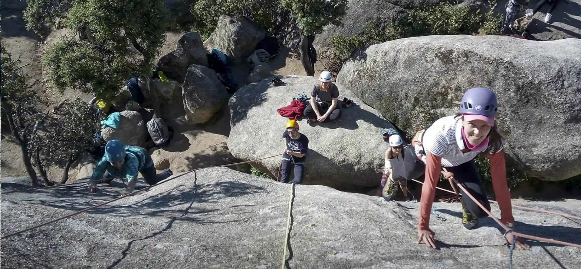 grupo de escaladores realizando el curso de escalada depotiva iniciacion en la federacion madrileña de montañismo