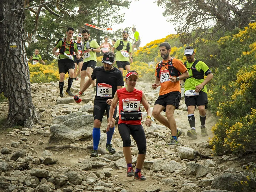grupo de corredores por montaña realizando una competicion de carreras por montaña en madrid