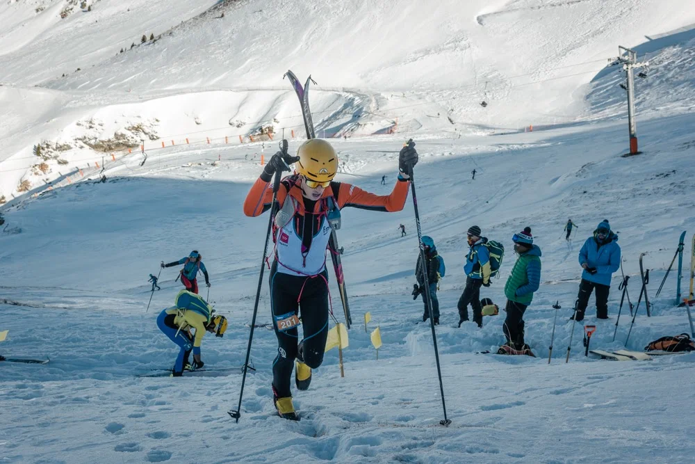 un competidor de esqui de montaña compitiendo en la montaña