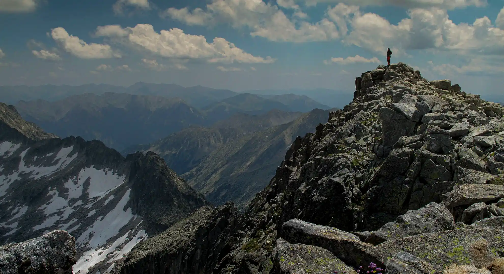 un montañero realizando montañismo solitario en la sierra