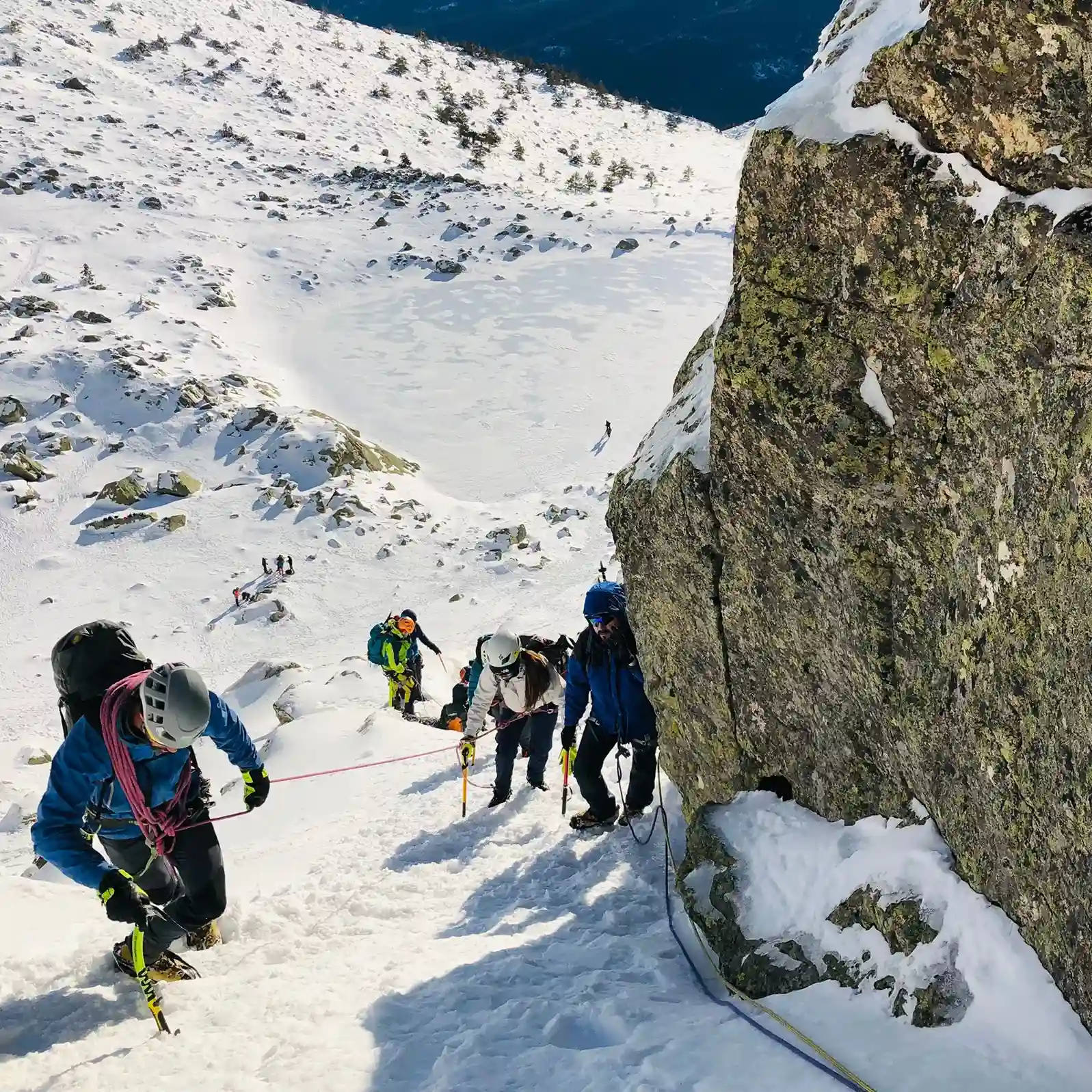 grupo de alpinistas realizando el curso de alpinismo intermedio de la escuela de alta montaña