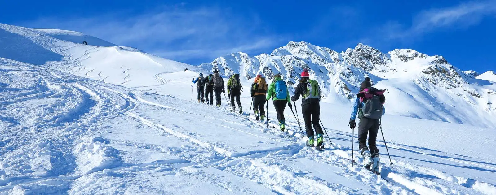 grupo de alumnos realizando el curso de bautismo de esqui de montaña de la federacion madrileña de montañismo
