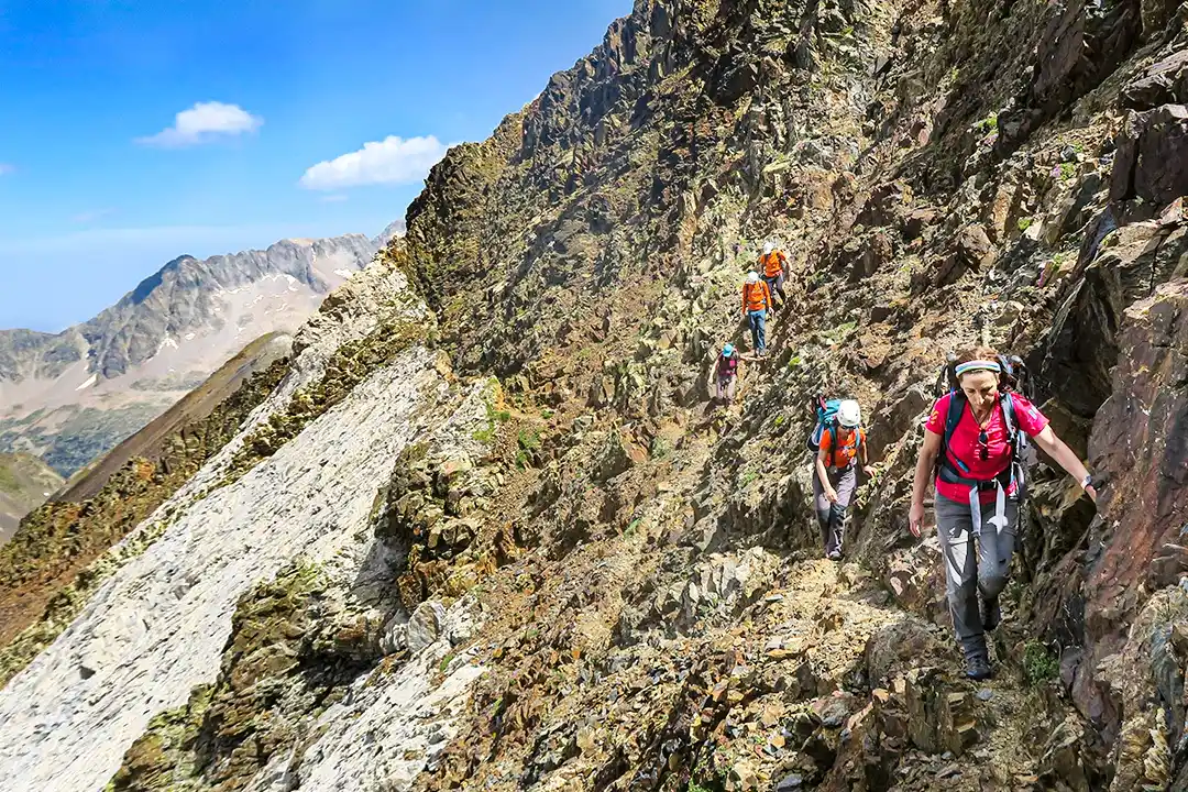 grupo de alumnos realizando el curso de montañismo de la escuela madrileña de alta montaña en la sierra en madrid