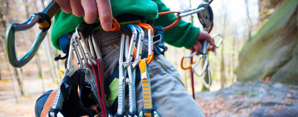 una escaladora escalando haciendo el curso de bautismo de escalada en el rocodromo roc30