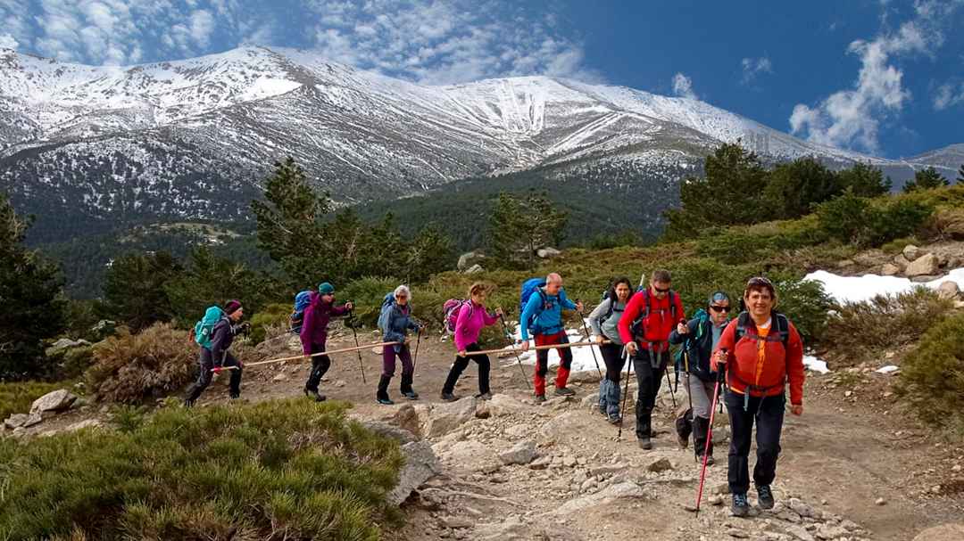 grupo de senderistas con vision reducida realizando senderismo en la montaña fomentando el deporte inclusivo