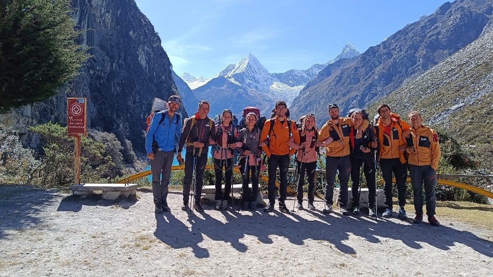 El grupo del Programa de Tecnificación de Alpinismo FMM 2023-2024: Alvaro Martínez, Arturo de Barnola, Dafne Sor, Eloy Pérez, Lydia Rinaudo, Paula Dacal, Paula de la Fuente, Pedro Pelfresne, junto a los técnicos Pablo Herráez y Pablo Velasco (Foto cortesía PROTAL)