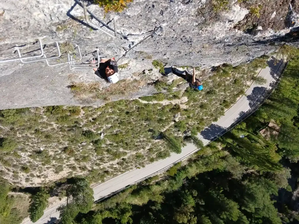 una escaladora escalando haciendo el curso de bautismo de escalada en el rocodromo roc30